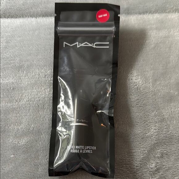 MAC Retro Matte Lipstick - Ruby Woo - Picture 1 of 4